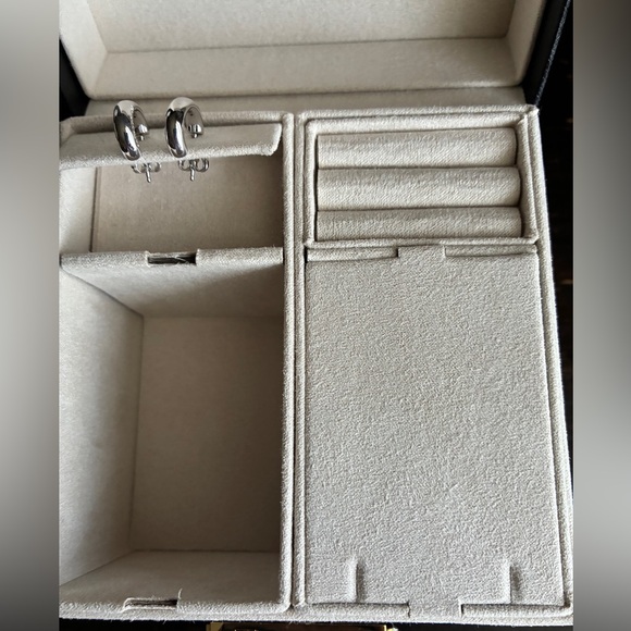 MICHAEL KORS Bracelet and Earrings Set. - Picture 11 of 16